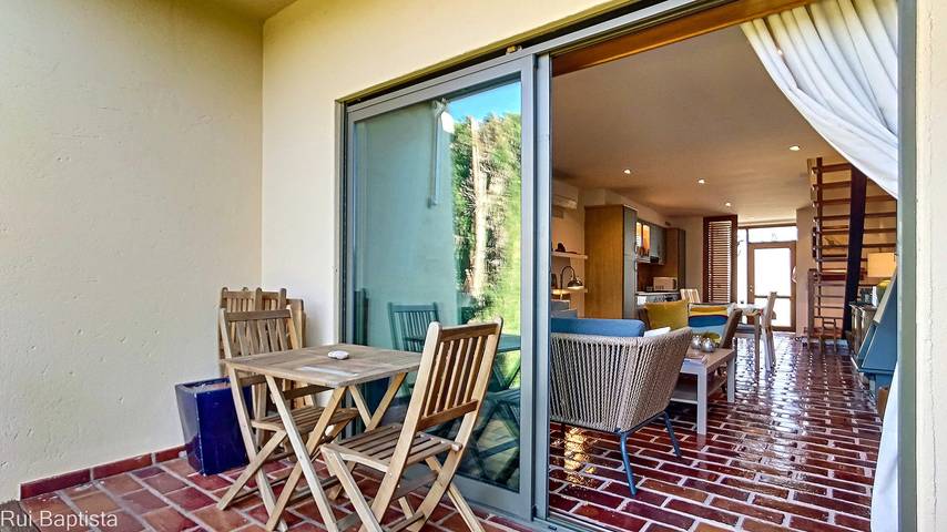 Appartement entier, Appartement "Arrancada 14" avec vue sur les montagnes, Wi-Fi et climatisation. in Pêra, Alcantarilha e Pêra