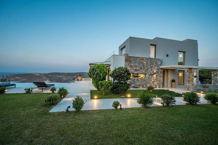 Holiday rental for 11 people, with garden and pool as well as balcony in Heraklion