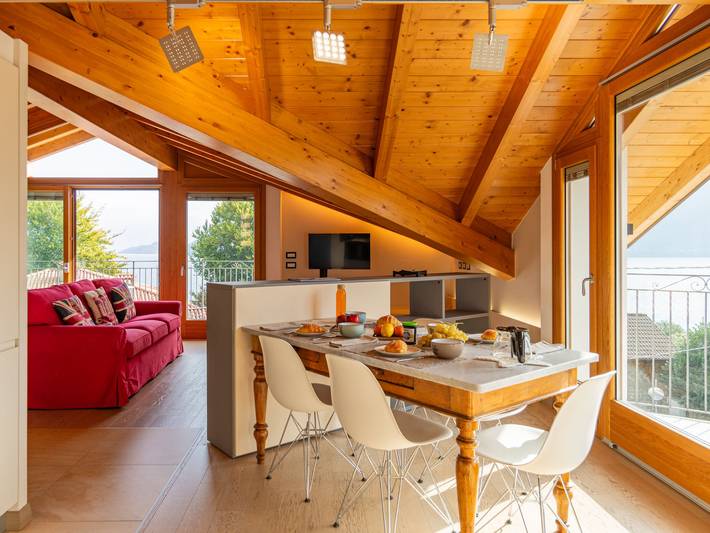 Ferienwohnung für 5 Personen, mit Balkon und Terrasse sowie Garten und Seeblick in Musso