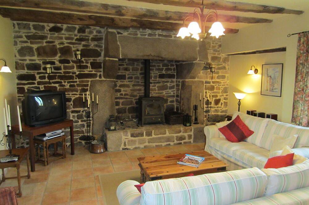 Un joli cottage en pierre, magnifiquement rénové, plein de charme et de caractère. in Plusquellec, Région de Guingamp