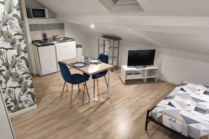 Ganze Wohnung, Studio for 2, 3rd Floor · Free Private Parking in Charleville-Mézières, Ardennen