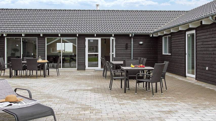 Ferienhaus für 25 Personen, mit Terrasse und Pool sowie Sauna und Whirlpool, mit Haustier in Olpenitz