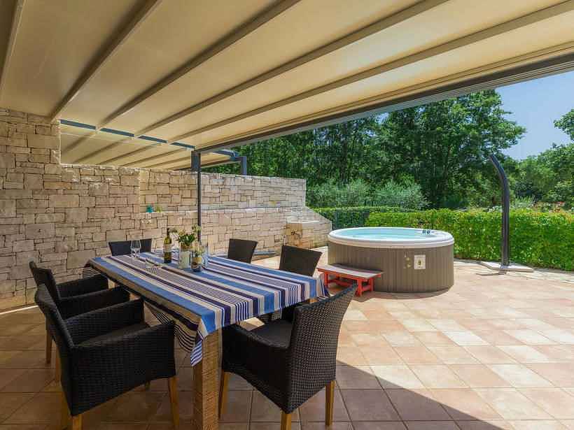 Holiday home with hot tub and sea view near the beach  in Umaška regija