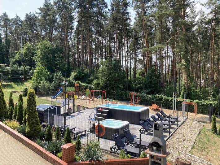 Resort dla 4 osób, z jacuzzi i ogród oraz taras i basen, zwierzęta dozwolone na Wielkopolska