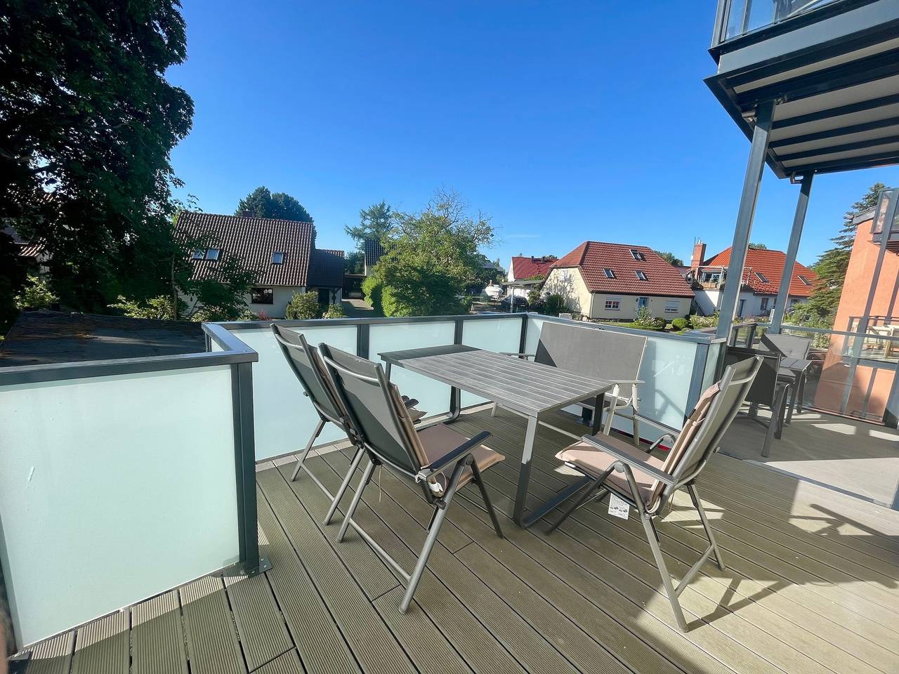 Ganze Wohnung, Ferienwohnung 'Hafenblick' mit Meerblick, Wi-Fi und Kamin und Dg-Terrasse mit Abendsonne in Altefähr, Stralsund Umland