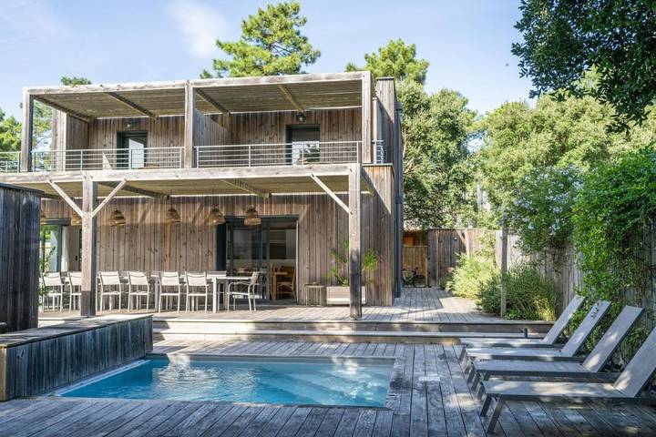 Vakantiehuis voor 16 personen, with Balkon and Terras as well as Tuin and Zwembad in Lit-et-Mixe