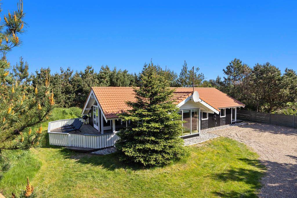 Klassisches Ferienhaus mit Whirlpool, Sauna & Terrasse in Bjerregård, Holmsland Klit