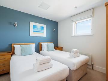 Log Cabin for 4 People in Poole, Poole Harbour, Photo 4