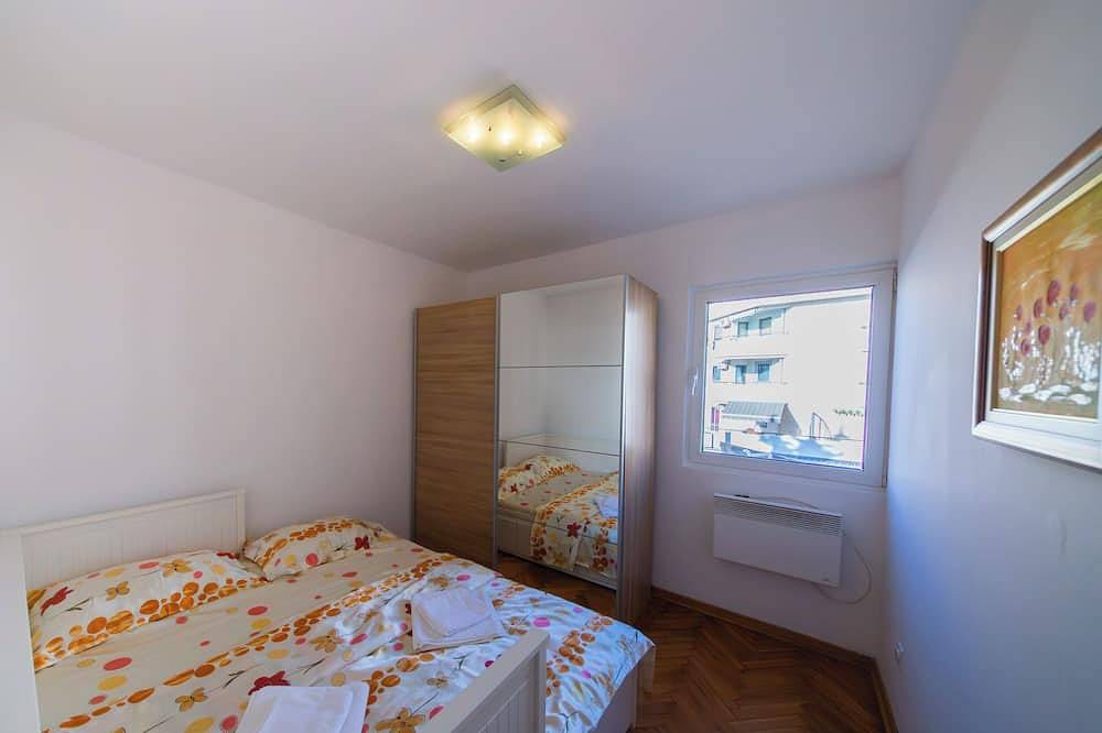 Entire apartment, Spacious three-bedroom apartment in Budva in Budva, Opština Budva