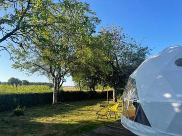Tente pour 3 personnes, avec jardin et jacuzzi dans Indre
