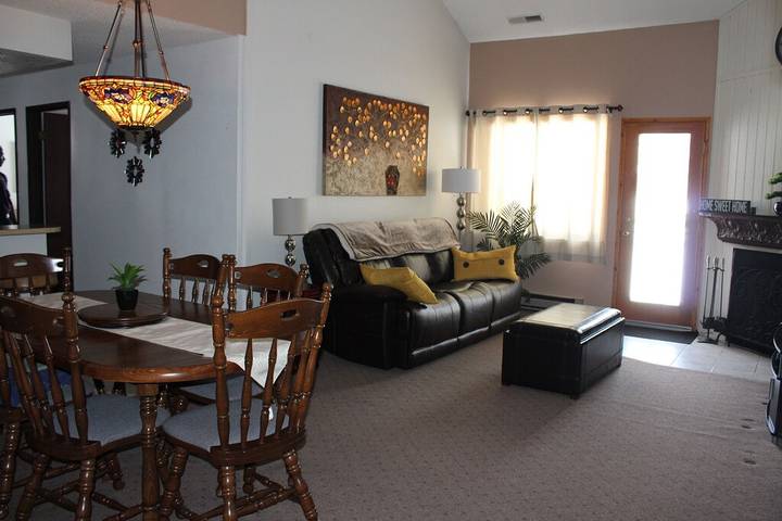 Vacation rental for 9 people, with yard and sauna as well as balcony and hot tub in Brian Head