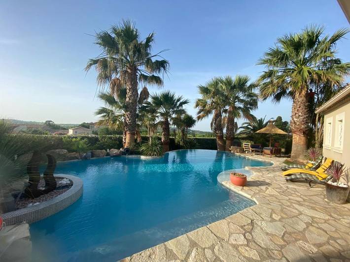Location de vacances pour 6 personnes, avec piscine et sauna ainsi que jardin et vue à Saint-Geniès-de-Fontedit