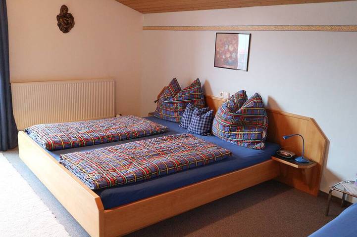 Ganze Wohnung, FeWo Enzian mit herrlichen Blick auf die Zillertaler Bergwelt ,Pool , 2-5 Pers. in Stummerberg, Ski-Optimal Hochzillertal