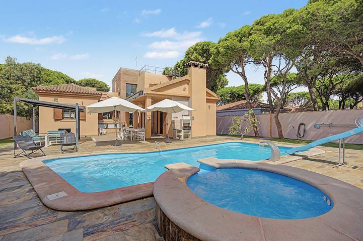 Ferienhaus 'Villa Brasilia' mit privatem Pool, WLAN und Klimaanlage in Playa La Barrosa, Chiclana de la Frontera
