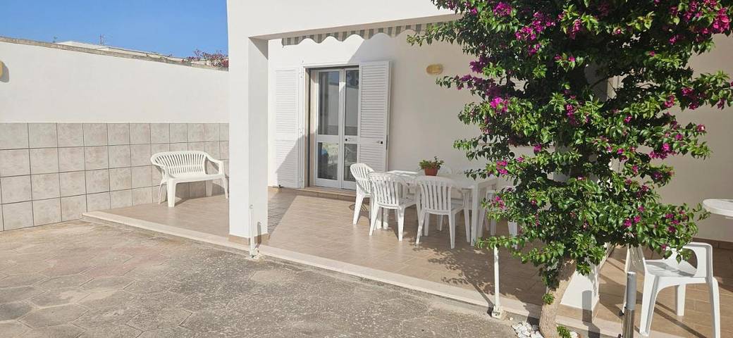 Ferienwohnung für 5 Personen, mit Balkon und Terrasse sowie Garten und Ausblick in Torre Chianca