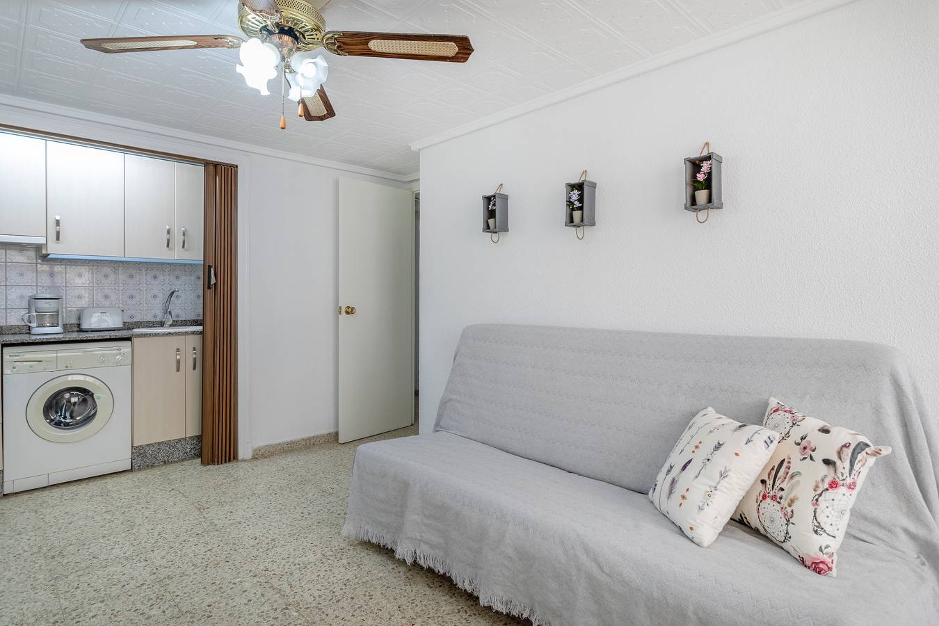 Apartamento entero, Apartamento 'Sunflower Pasaje' con vistas al mar y terraza compartida in Santa Pola, Costa Blanca