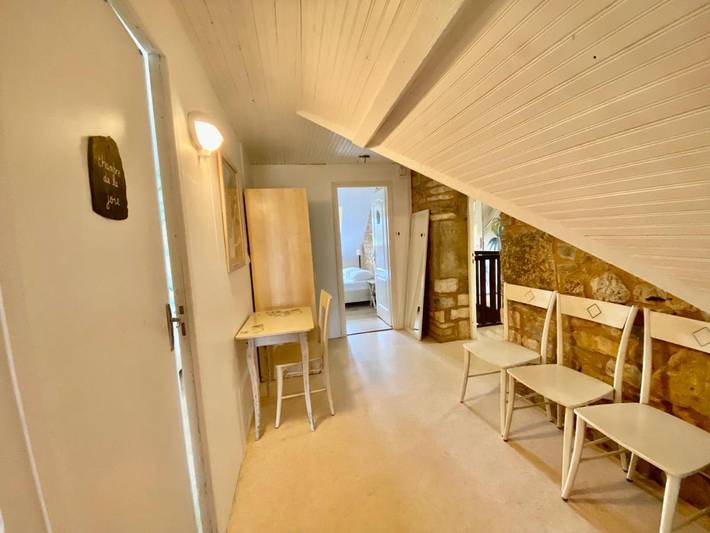 Gîte pour 2 personnes, avec jardin et terrasse à Chartrier-Ferrière