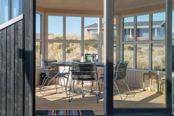 Haus mit Glaspavillon, schönen Terrassen und 300 m zum Strand – Hjelmevej 96 in Henne, Varde