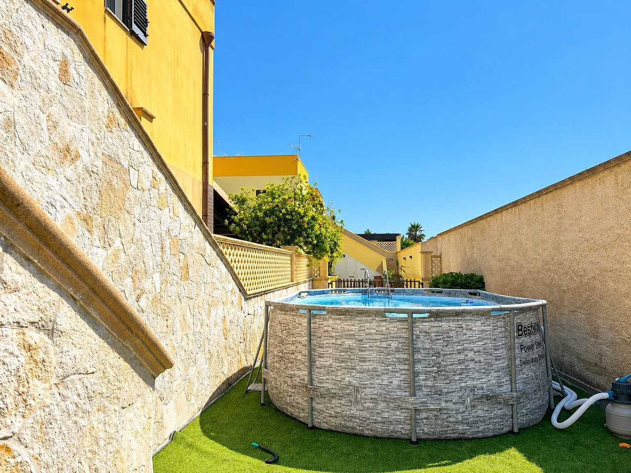 Villetta Elsa con Piscina a 120 mt dalla spiaggia Specchiarica di San Pietro in Bevagna in Specchiarica, Manduria