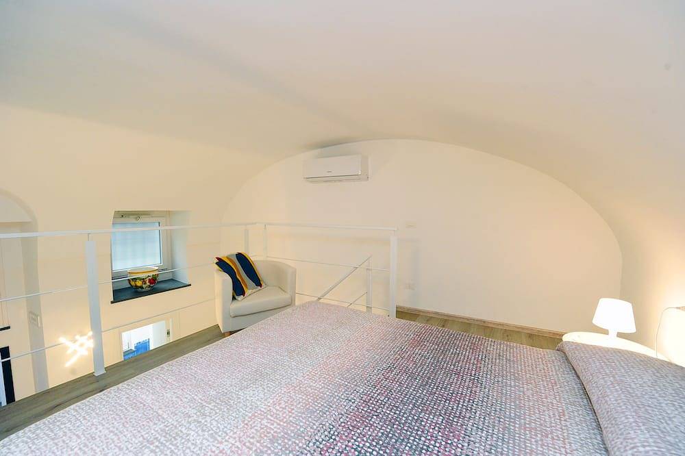 Cozy home in a historic building in the heart of Amalfi, steps from the sea in Spiaggia libera Amalfi (Amalfi), Amalfi