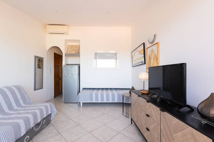 Monolocale intero, Studio 26m² “Marina di Sant Ambroggio” con vista mare, terrazza, Wi-Fi e aria condizionata in Sant Ambroggio, Lumio