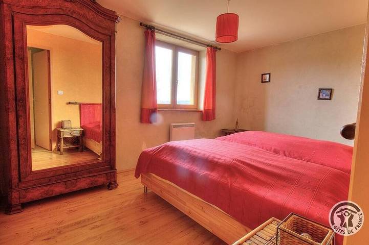 Location de vacances pour 8 personnes, avec jardin et piscine, animaux acceptés à Poule-les-Écharmeaux - 4