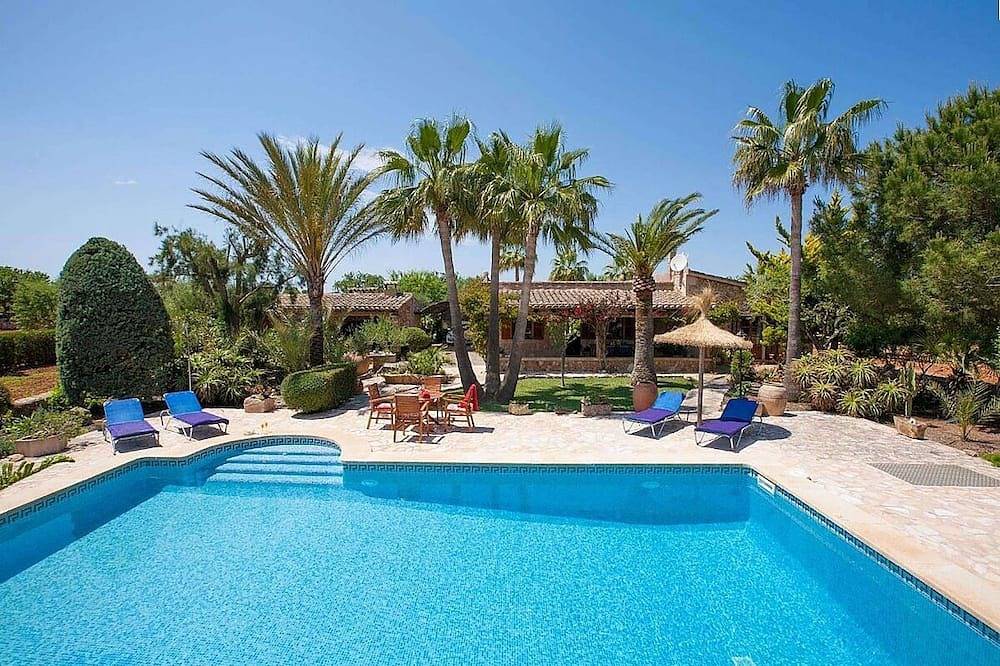 Attractive 2-Bedroom Villa, Private Pool, Superb Bbq Area & Pretty Gardens just 750m to Cala Sa Nau in Cala Mitjana, Felanitx