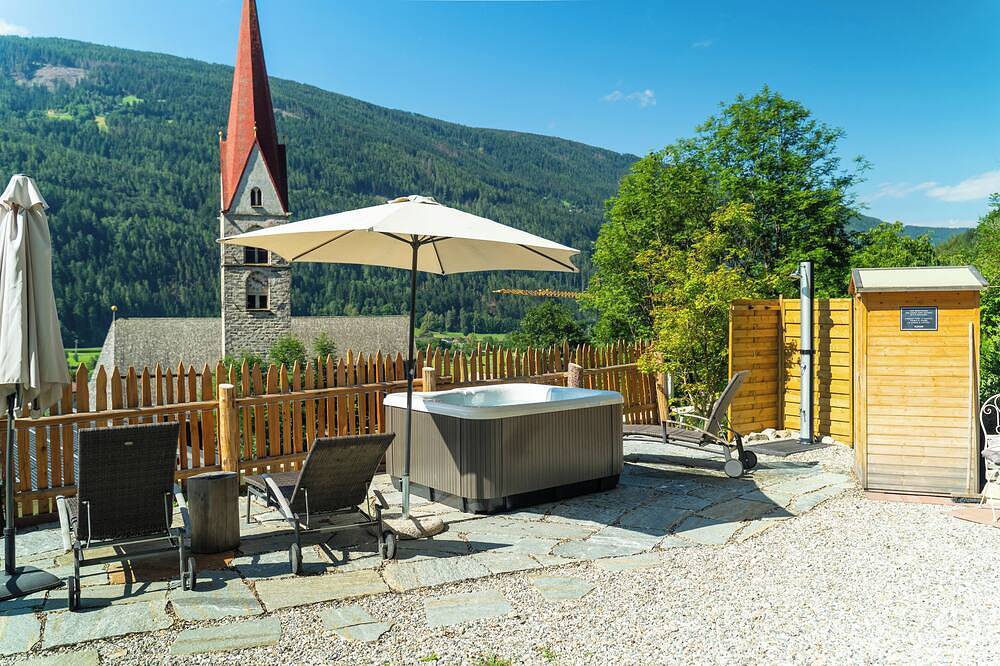 Ganze Wohnung, Zirm Apartment - mit Open Air Jacuzzi & Infrarotsauna! in St. Sigmund, Kiens