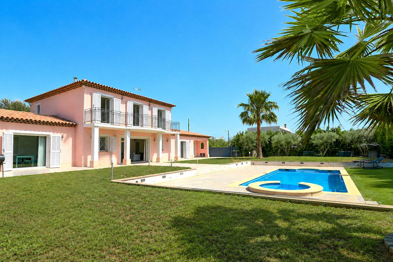 Villa Moderne au Calme à 10' du Centre-Ville in Antibes, Mediterranean Coast (France)