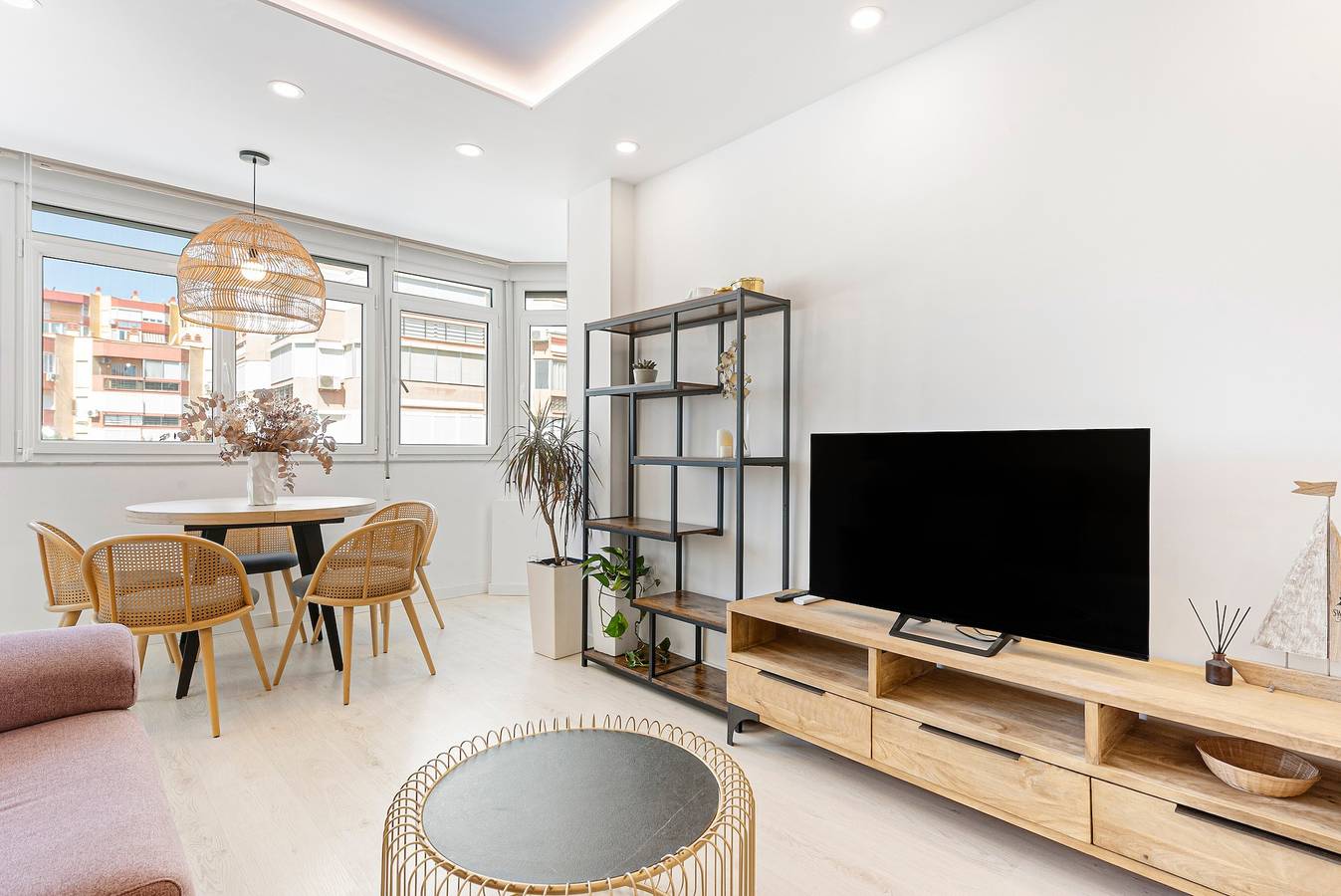 Geheel appartement, Appartement 'Plazamar' met gedeeld zwembad, wifi en airconditioning in Playa de Torre del Mar, Torre del Mar