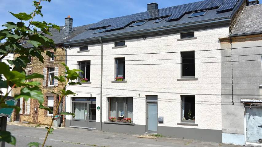 Location de vacances pour 9 personnes, avec Terrasse ainsi que Jacuzzi et Jardin dans Virton