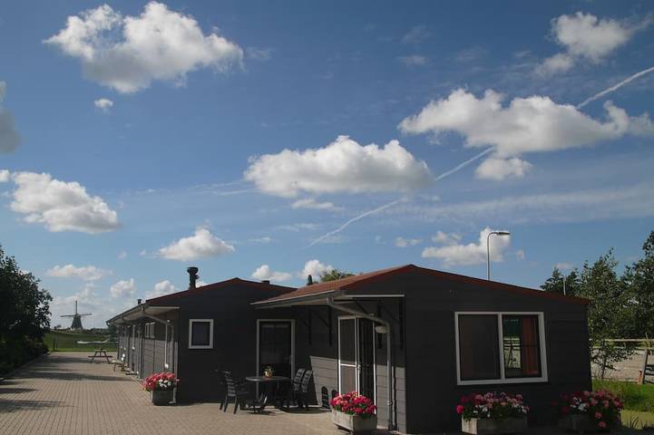 Vacation rental for 12 people, with yard and terrace in South Holland