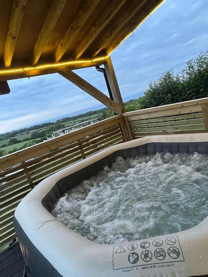 Holiday rental for 2 people, with Balcony and Hot tub as well as Terrace and Garden in Flintshire