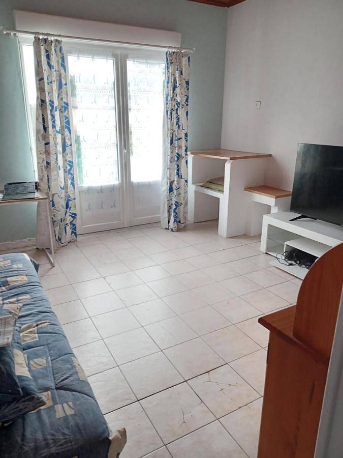 Gîte pour 2 personnes, avec vue et jardin ainsi que piscine et terrasse à Montendre - 3