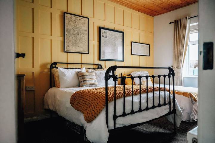 Charming Rural Irish Cottage near golf, beaches, castles and villages in County Clare