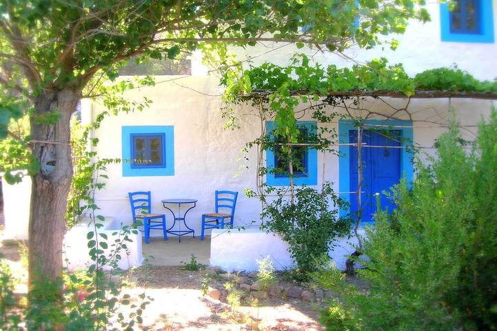 Location de vacances pour 3 personnes, avec terrasse et jardin dans Patmos