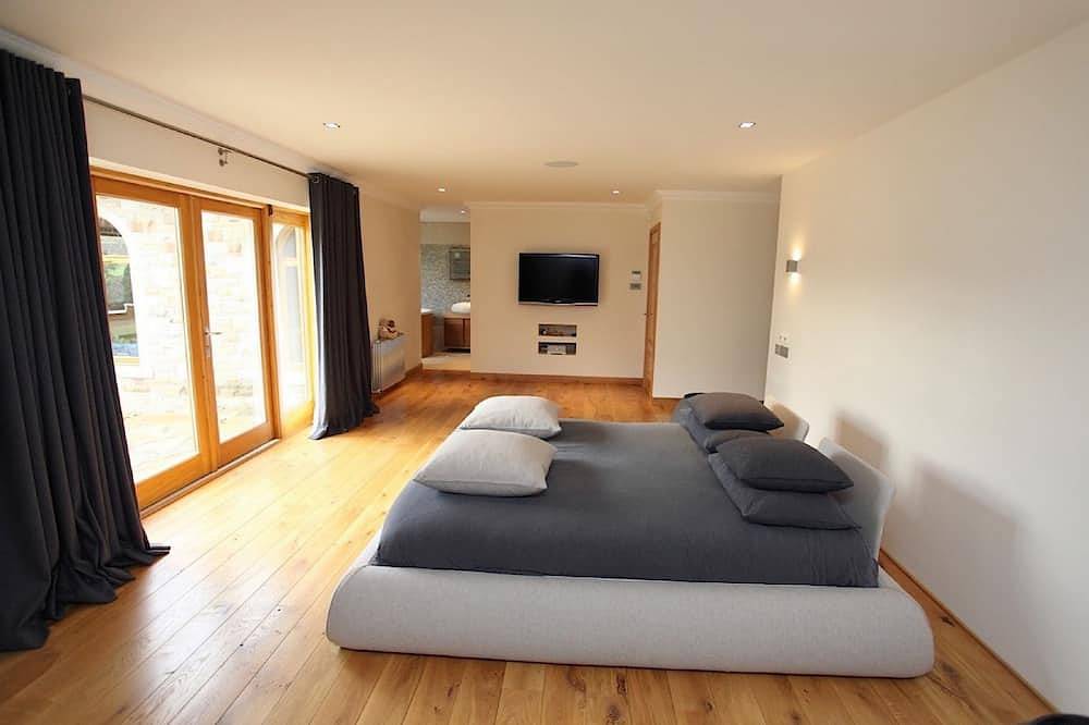 Stunning 6 bedroom 6 bathroom country home with large private indoor heated swimming pool in Banff (Aberdeenshire), Aberdeenshire