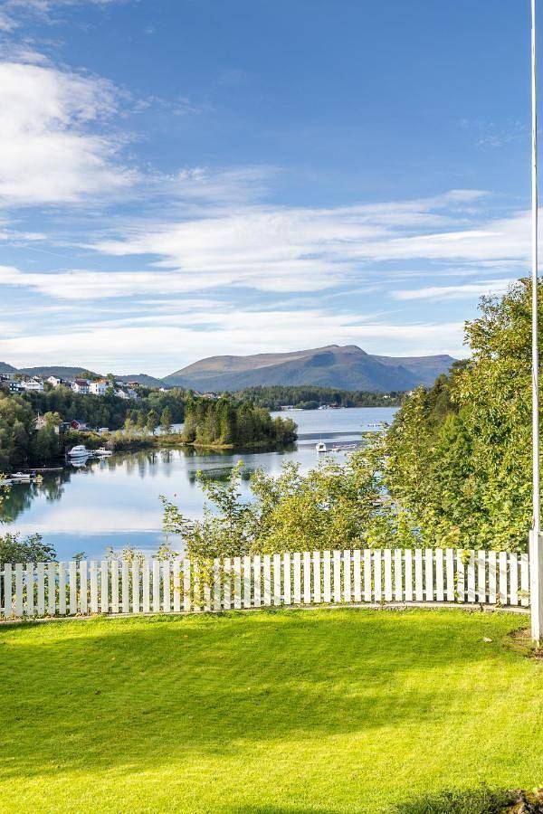 Ferienwohnung für 4 Personen, mit Ausblick und Terrasse sowie Seeblick, mit Haustier - 1