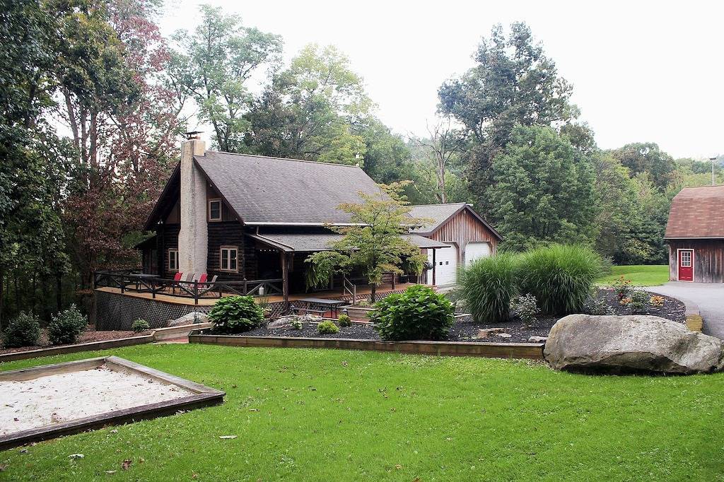 Gemütliche Blockhütte im Wald mit Blick auf den Bach in Lancaster County