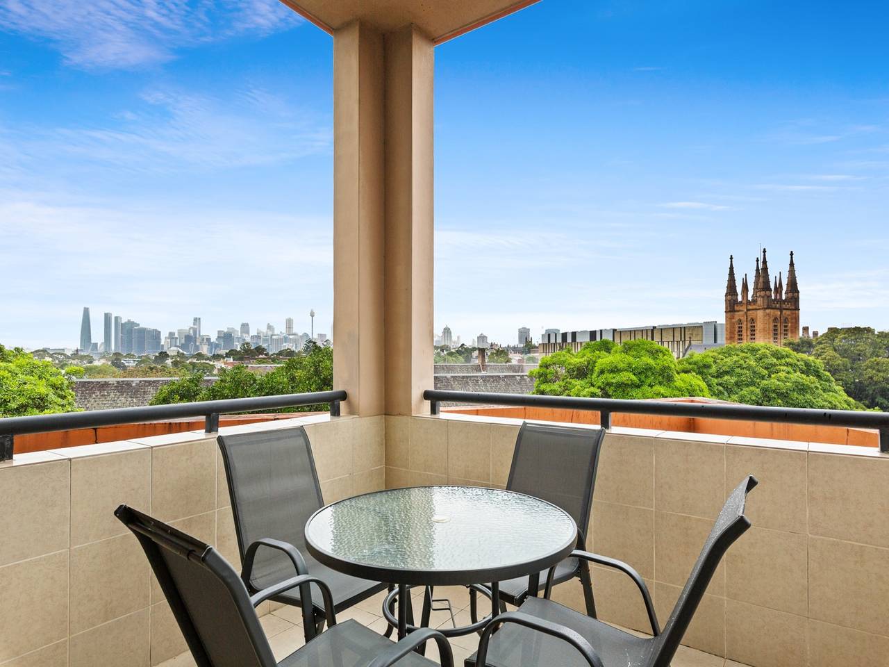 Entire apartment, Stylish 2-Bed Camperdown Apartment with Balcony in Sydney, New South Wales