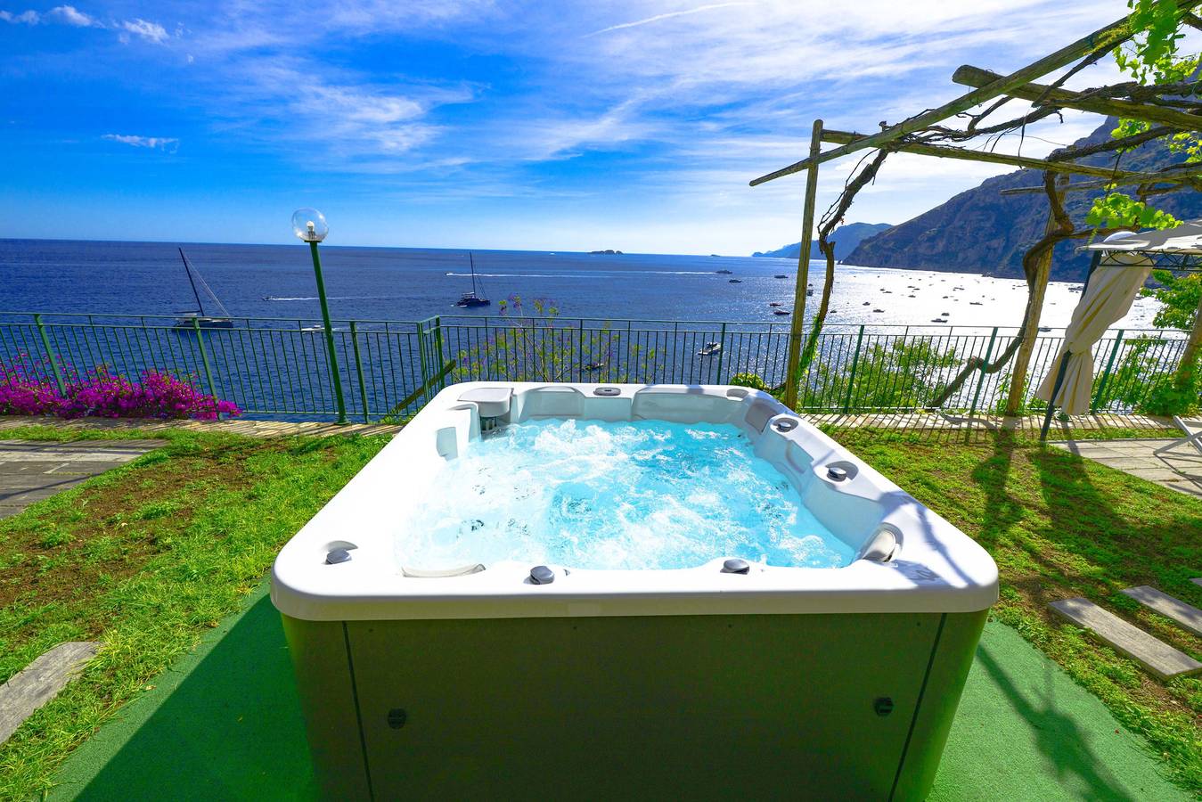 Amore Rentals - Villa Lo Scoglio con Accesso Diretto al Mare e Giardino in Costiera amalfitana