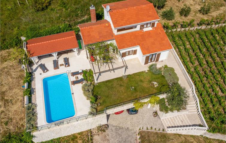 Geräumige 135 m² große Wohnung mit Pool, Terrasse und WLAN in Dalmatinisches Zagora
