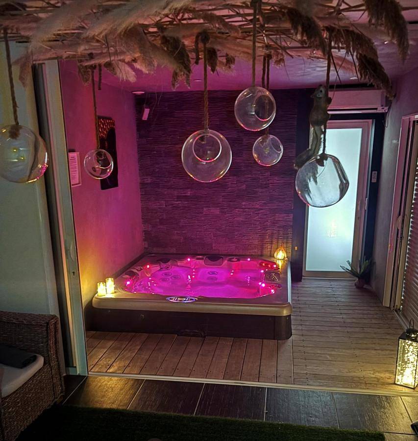 Appartement entier, Love room avec Spa privatif près de Montpellier in Vailhauquès, Côte méditerranéenne (France)