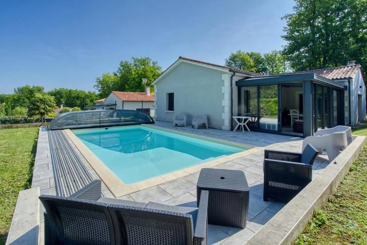 Location de vacances pour 6 personnes, avec Terrasse ainsi que Jardin et Piscine à Puymoyen