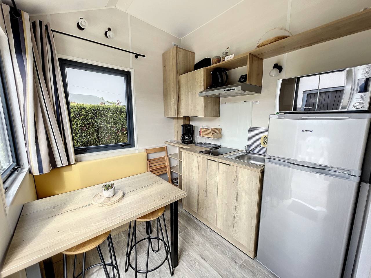 Tiny House cosy près de la plage avec piscine et parking in Jullouville, Côte de la Déroute