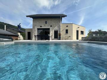 Gîte pour 6 personnes, avec jardin ainsi que piscine et terrasse dans l' Ain
