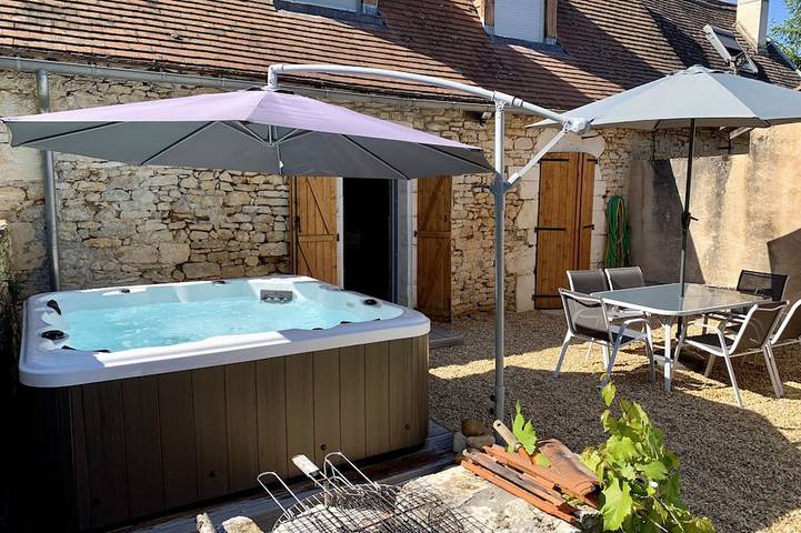 Location de vacances pour 4 personnes, avec jardin et jacuzzi à Savignac-les-Églises