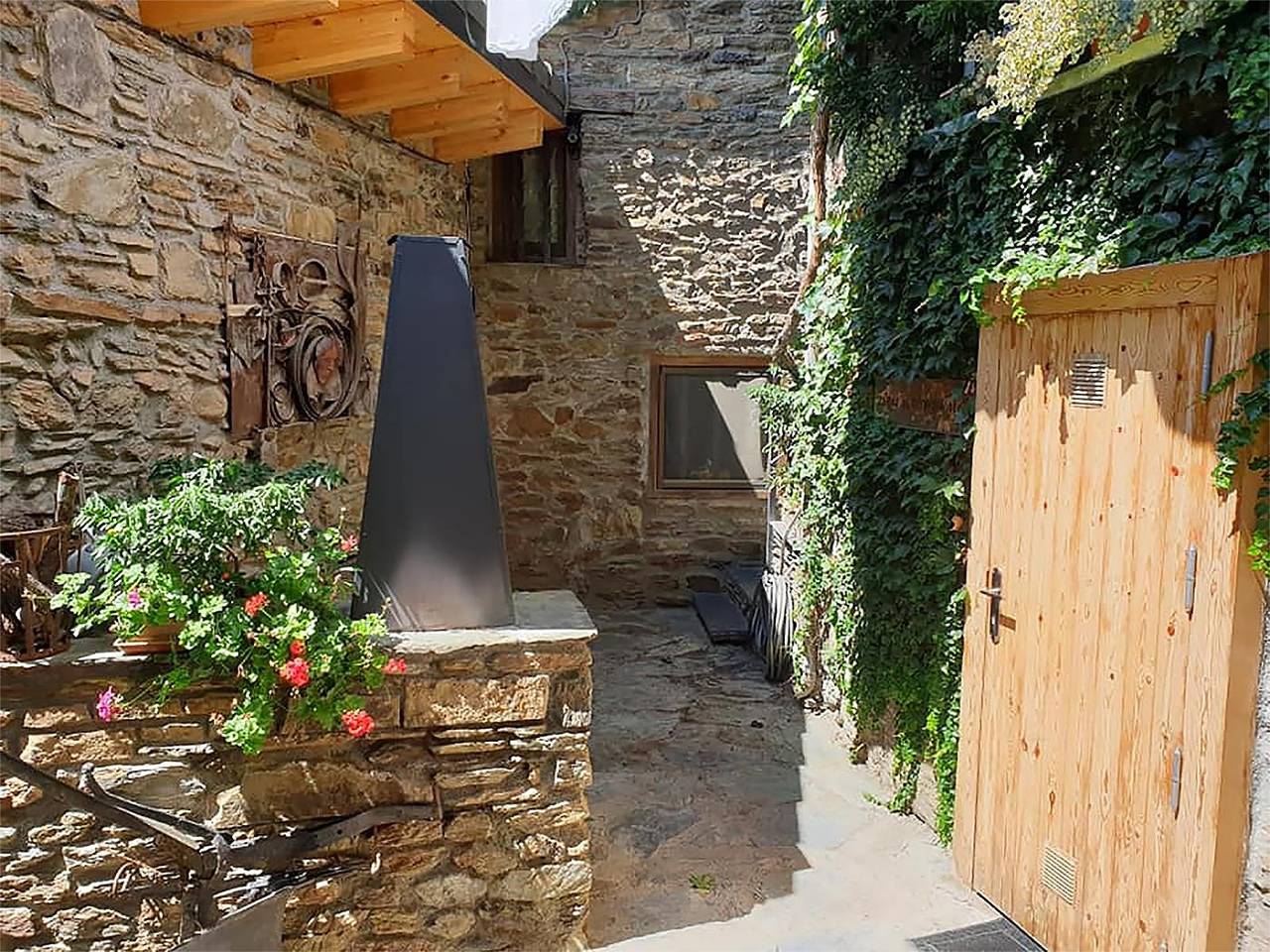 Independent small cottage, 6 km from La Seu d'Urgell and 21km from Andorra. in les Valls de Valira, Catalan Pyrenees