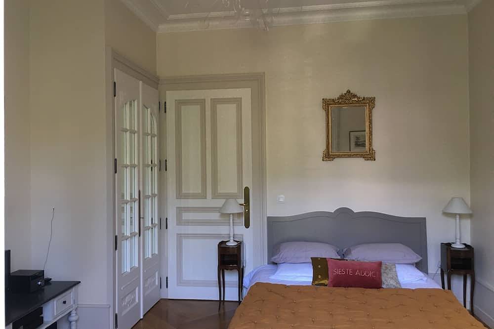 Appartement entier, Ravissant F1 bis dans Palace, vue verdoyante, parking, balcon, prox Thermes in Aix-les-Bains, Région de Chambéry
