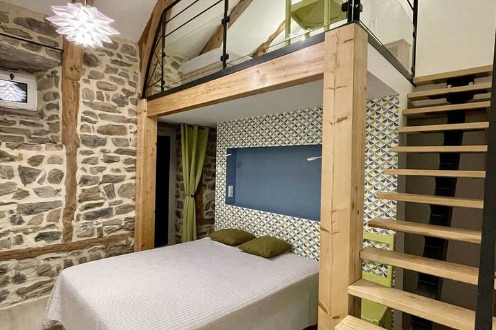 Location de vacances pour 22 personnes, avec Jacuzzi ainsi que Terrasse et Jardin à Araules